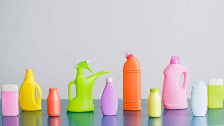 different-types-of-cleaning-products-containers
